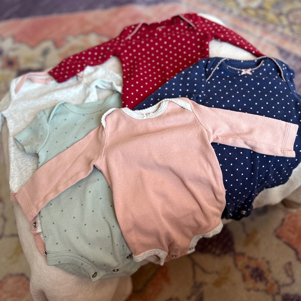 Carters 0-3 months onesies (pack of 5).